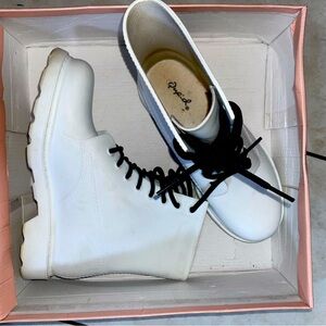 Glaze White Boots - Stylish and Versatile - Size 6